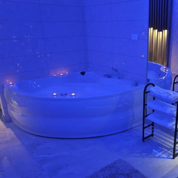 Jacuzzi Apartman De Lux - Cacak, ξενοδοχείο στο Τσάτσακ