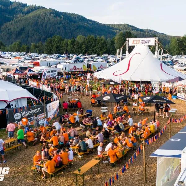 RacingTours RaceCamp - Spielberg, hotel en Spielberg