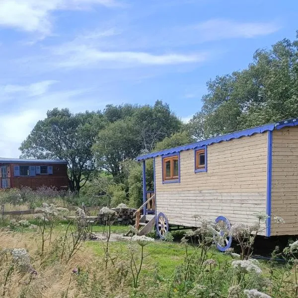 Roulottes - Les lits de berger, hotel v destinaci Saint-Front