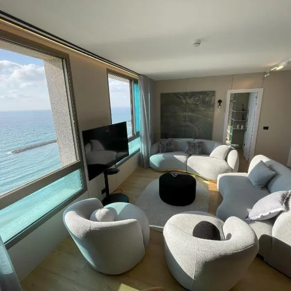 Panoramic Sea View Luxury Suite, Hotel in Netanja