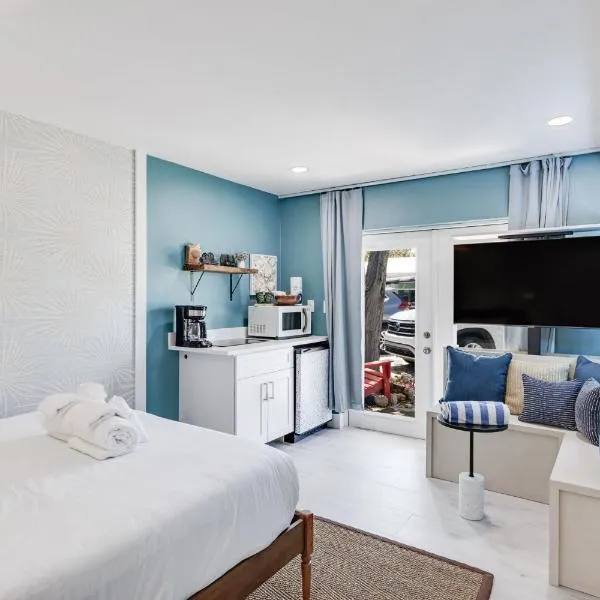 The Palm Frond - Upgraded Studio at PalmView of Sanibel with Bikes, hotel in Sanibel