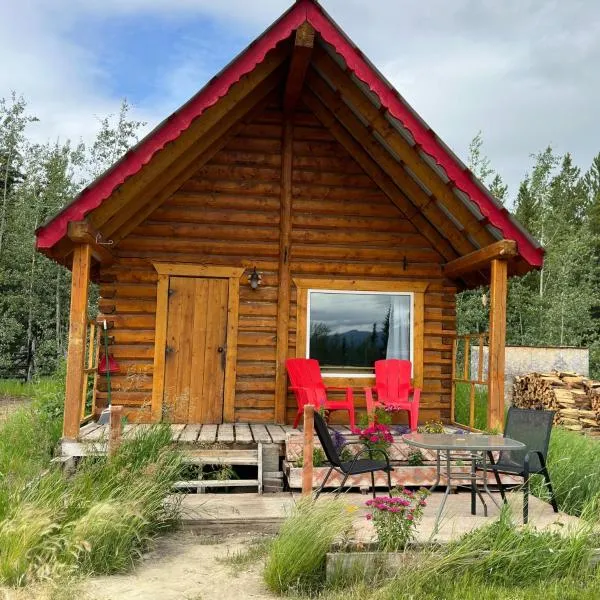 Dry Log Cabin with Mountain Views, отель в городе Upper Laberge