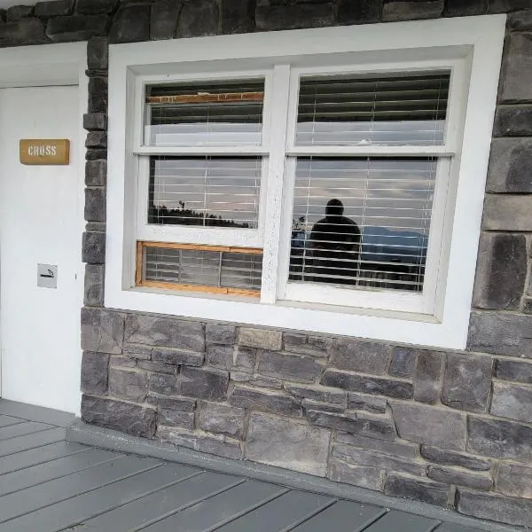 Cross Suite - MistyRiver Lodge, ξενοδοχείο σε Radium Hot Springs