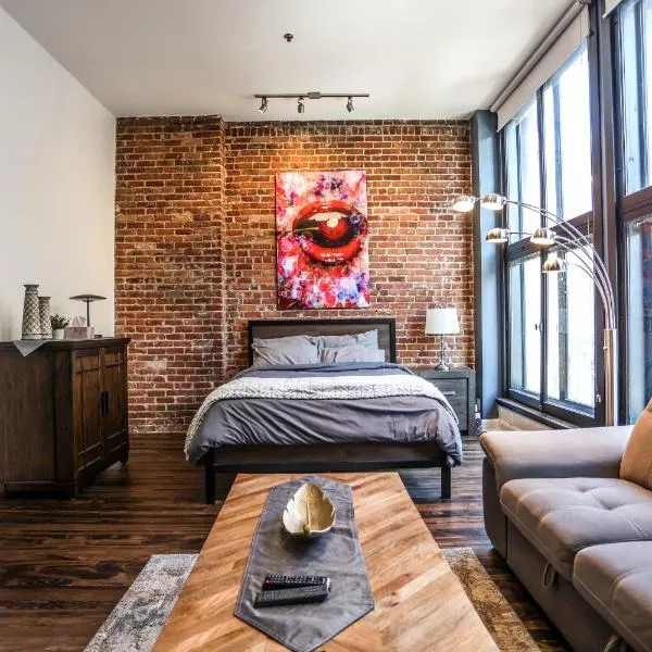 Elegant 3 Bedroom apartment in old port - 201, hotel in Montreal