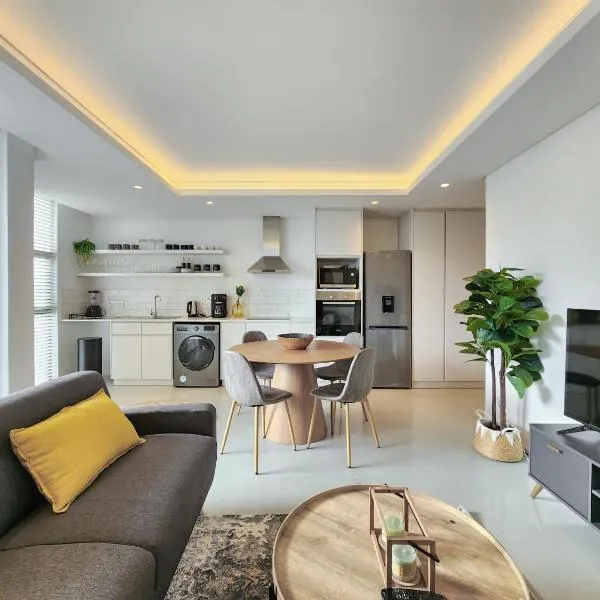 Elegant minimalist apartment in vibrant Woodstock, hotel in Cape Town