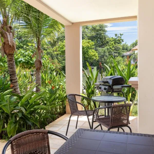 Two Palms Ground Floor Unit Across From Beach, hotell sihtkohas Coco