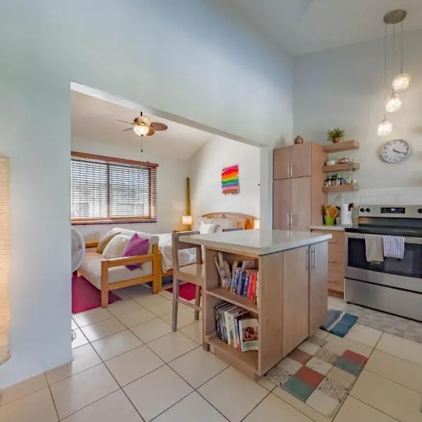 Emerald Haven Second Floor Studio Mins From Beach, hotell sihtkohas Coco