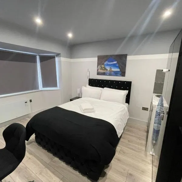 Letzi Premium Cozy Retreat Private En-Suite Rooms, Heathrow Airport，位于海斯的酒店