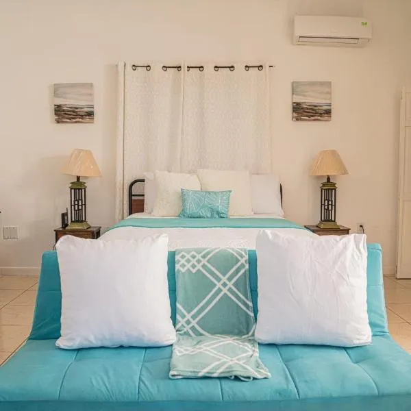 Villa Serenity Water View Suite Sleeps 3 w Pool, hôtel à Providenciales