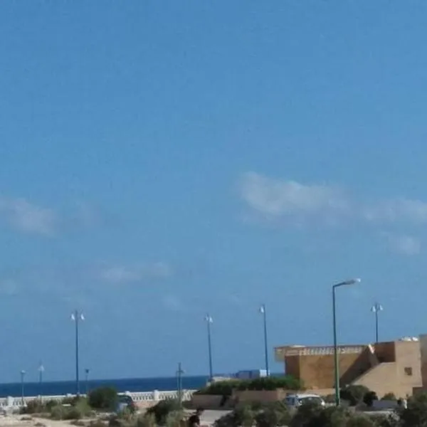 شاليه بقرية القصر السياحية للايجار ب مطروح إمتداد شاطيء الأبيض حمام السباحة في القرية به صيانه, ξενοδοχείο σε Marsa Matruh