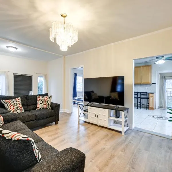 Charming Long Island Home with Fenced Yard!, ξενοδοχείο σε Freeport