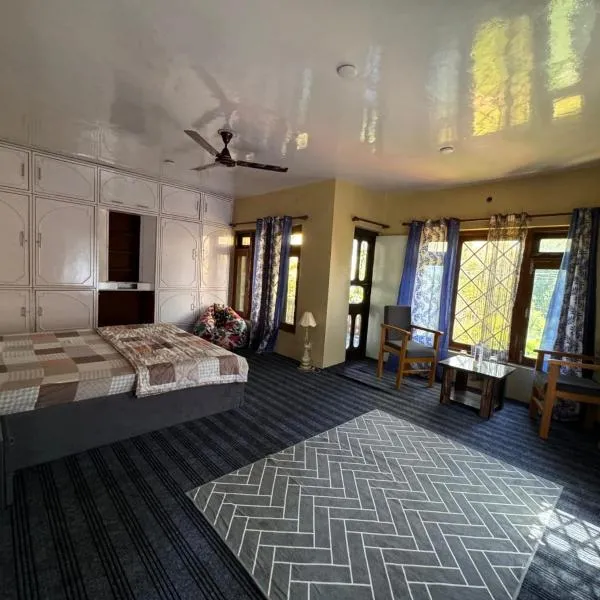 Maqsoom Villa I Entire Villa Near Srinagar Airport and Dal Lake I 4 BR, hotel di Srinagar
