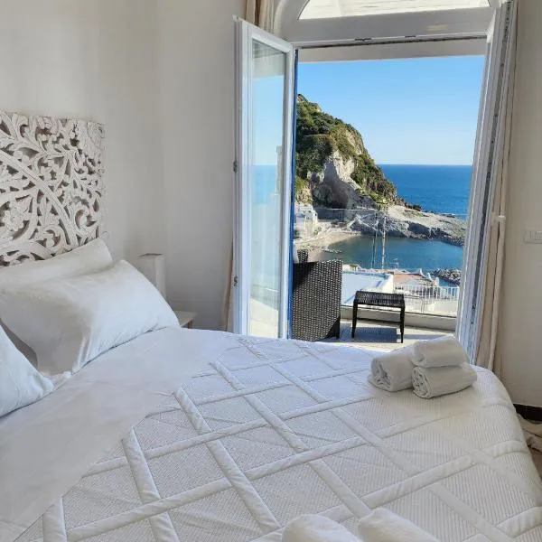 Divina Seaside Suite Ischia, hotel v Ischii