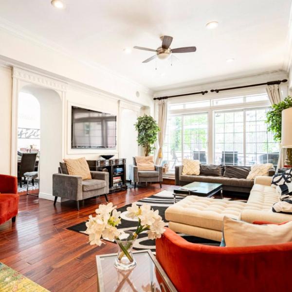 TOWNHOUSE 222, New York