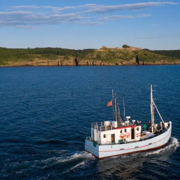 Varra Water - Unique Boat Accomodation - Bornholm - Fjælstavn, hotel i Neksø