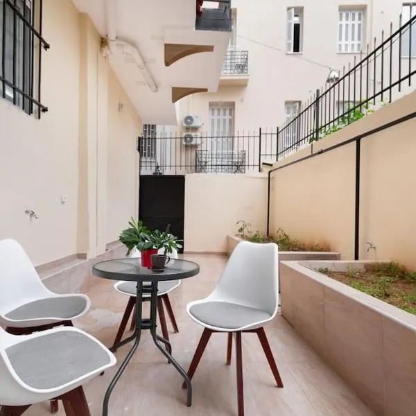 Athens Center Apt with Backyard by Athenian Keys, hotel di Athens