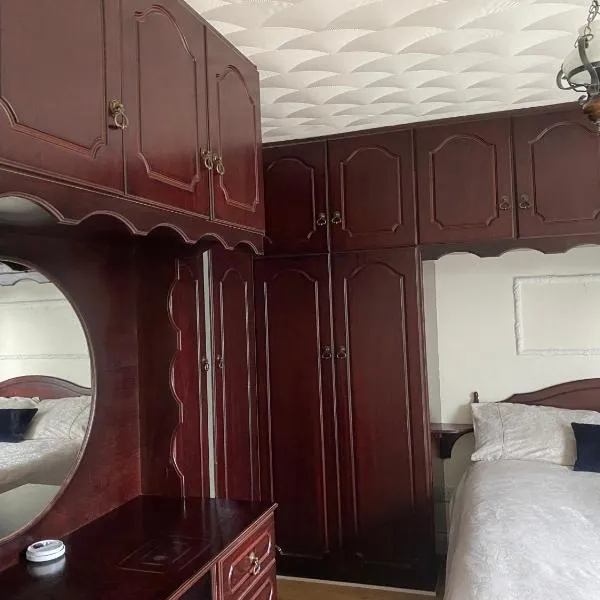 Room with a double bed to rent, hotel a Carran