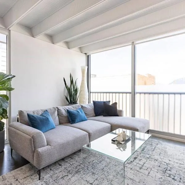 Cozy 1BR with AC, Chinatown, Rogers Arena, Seawall, hotel in Vancouver