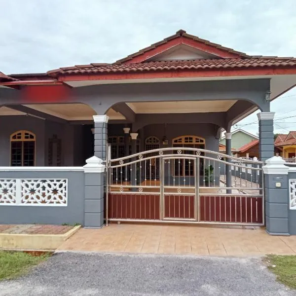 Mawar Homestay Camelia 5 Bedroom 3 Bathroom - Near Airport and Gong Badak Stadium, hotel in Kuala Terengganu