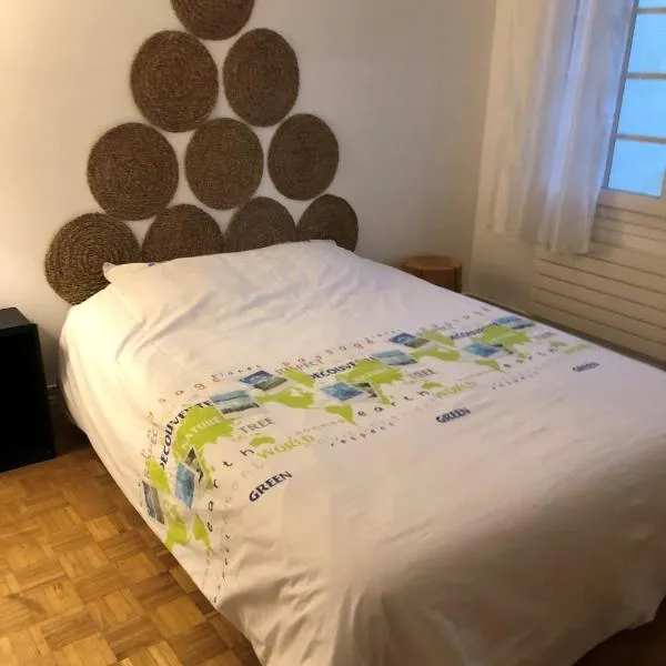 Chambre au calme dans résidence avec terrain de tennis, hotel in Ris-Orangis