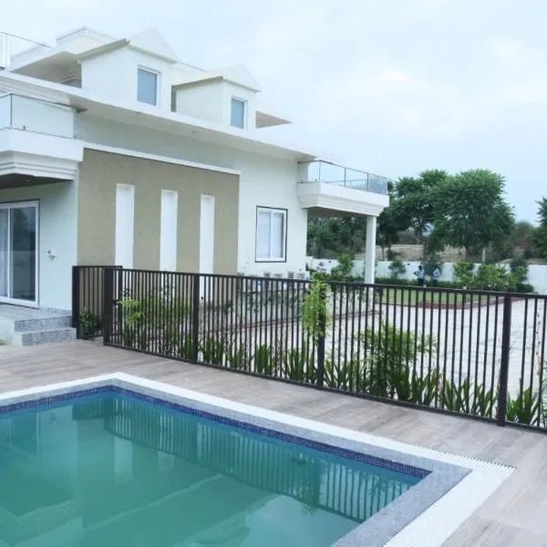 Raj Farms Luxury Villa and Private Pool Near Kukus, ξενοδοχείο στη Τζαϊπούρ
