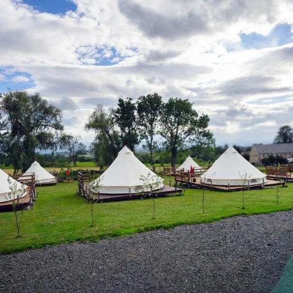 Glamping Komarno, hotel v destinaci Jelení Hora