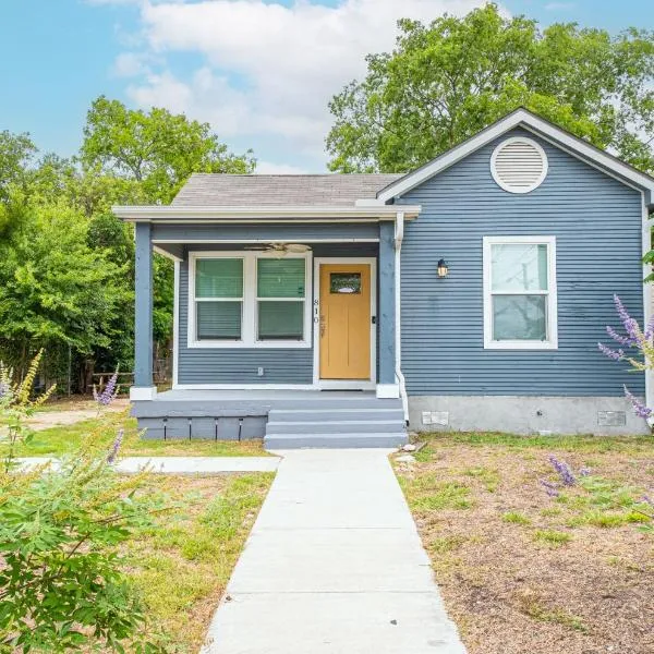 Cozy and Gorgeous 2BR1BA Near Amazing Downtown, hotel in San Antonio