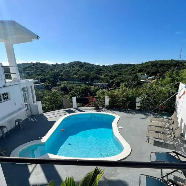 Casa Mariposa - Hilltop home with Pool and Rooftop โรงแรมในMoscou