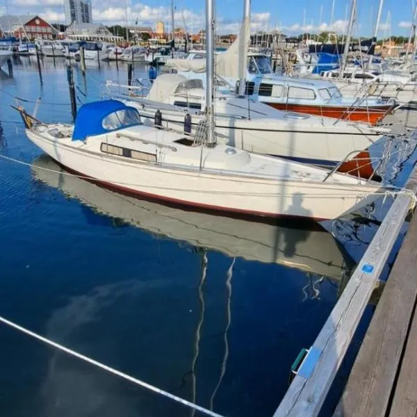 Unique boat 1, hotel in Höganäs