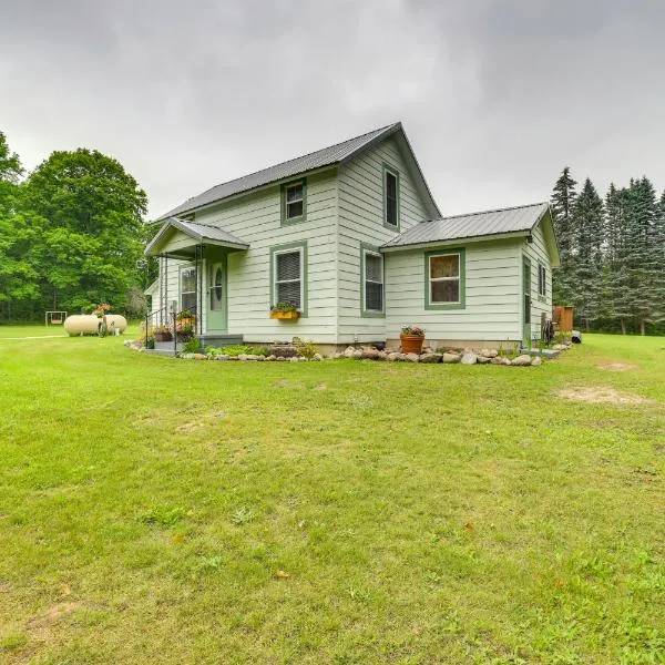 11 Mi to Lake Fife Farmhouse with Yard and Fire Pit!, hotell sihtkohas Fife Lake