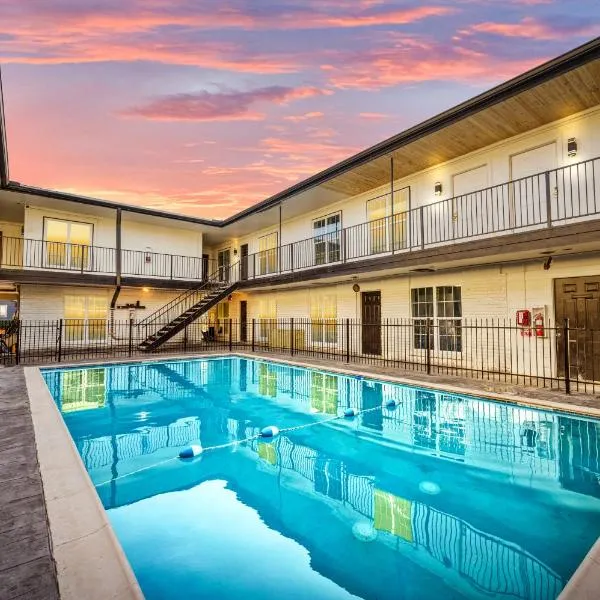 Heights 1BR Chic Apt with King Bed & Pool, hotel in Houston