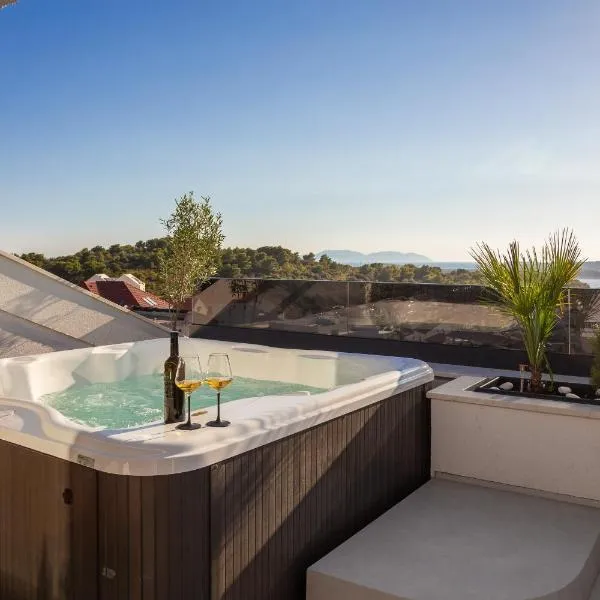 Luxury Penthouse Hvar with Jacuzzi & Sea View, hotel en Hvar