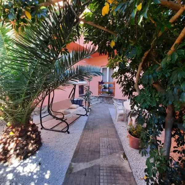 Villa rosa nel cuore di Porto Azzurro, hotel in Porto Azzurro