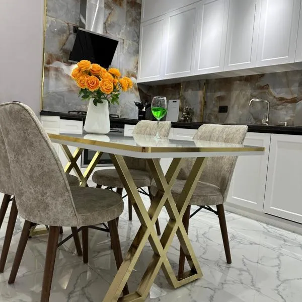 Апартамент 2 комнатная возле Теннисного центра Атырау 135, hotel a Atyraū