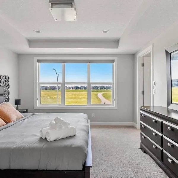 Large House Near Calgary Airport with Central AC, Double Car Garage Parking, Free Banff Access, Netflix, Sleeps 8, hotel in Calgary