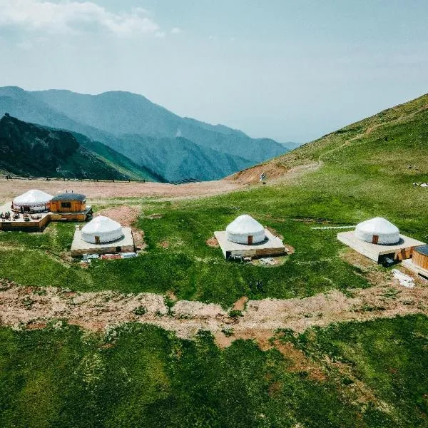 Yurta Base Camp, Shymbulak Mountain Resort, hotel en Besqaynar