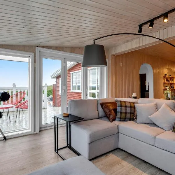 3BR Spacious Cottage with Geothermal HotTub & Stunning View, hotel v destinaci Laugaras