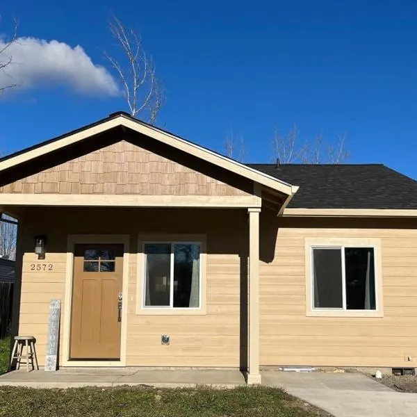 Charming 2BR Cottage Near Freeway-Cul-de-sac, hotelli kohteessa Medford
