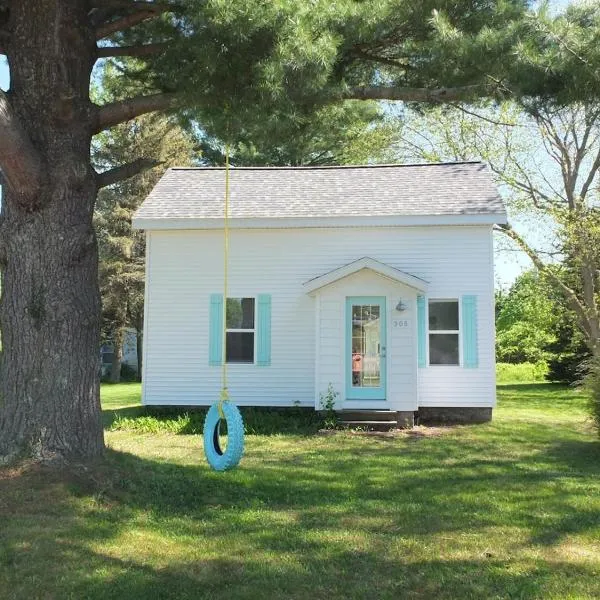 Beach Town Escape - Newly-remodeled & Gorgeous!, hotel in Frankfort