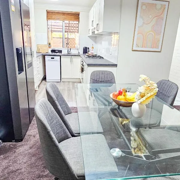 Queen of the Desert Villa 2 Bedrooms - Sleeps 4 Guests, hotel in Alice Springs