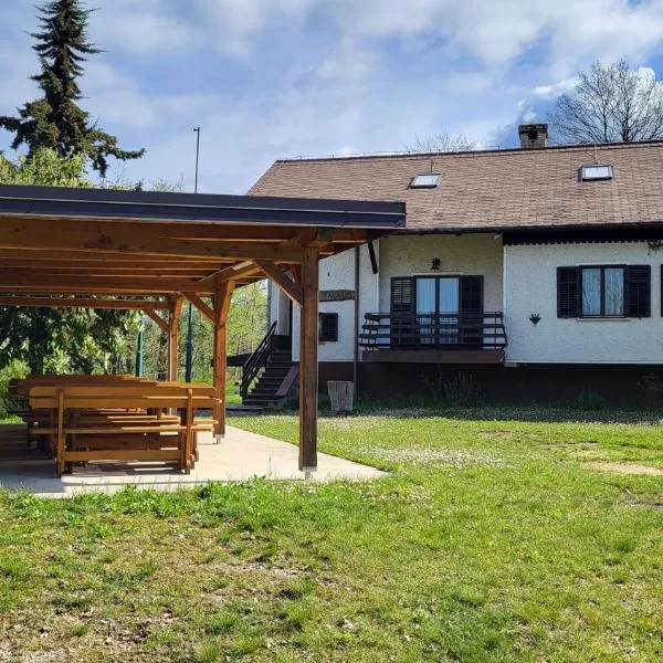 Koča sredi gozda, Hotel in Kanal