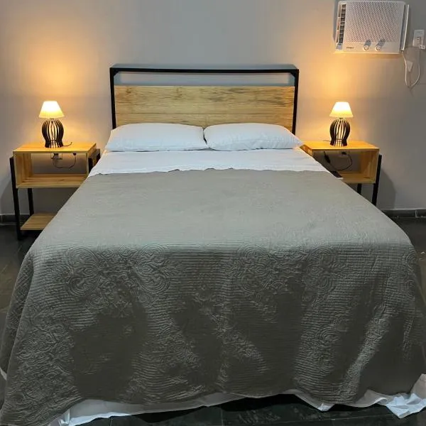 Flat com ar, varanda e linda vista para o Ibituruna - Pico do Ibituruna - 201, hotel in Governador Valadares