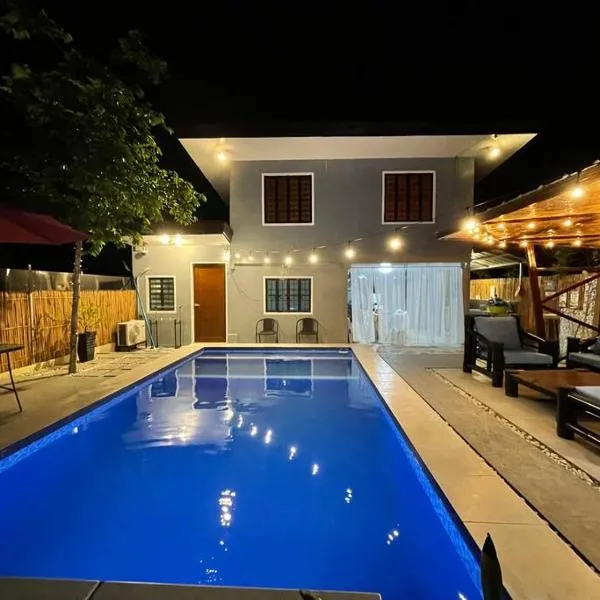 Babak Point Inland Resort - Exclusive Home with Pool in Samal, hotel v destinaci Babak
