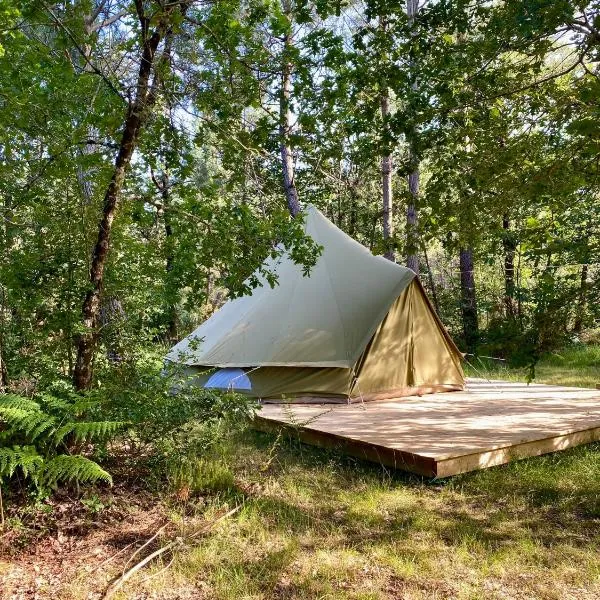 Camping la Kahute - Tente tipi au coeur de la fôret、カルカンのホテル