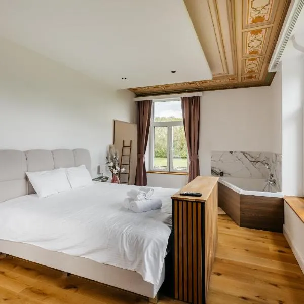 Nuit romantique au château de Saint Vitu vue sur le parc 103, hotell i Tinlot
