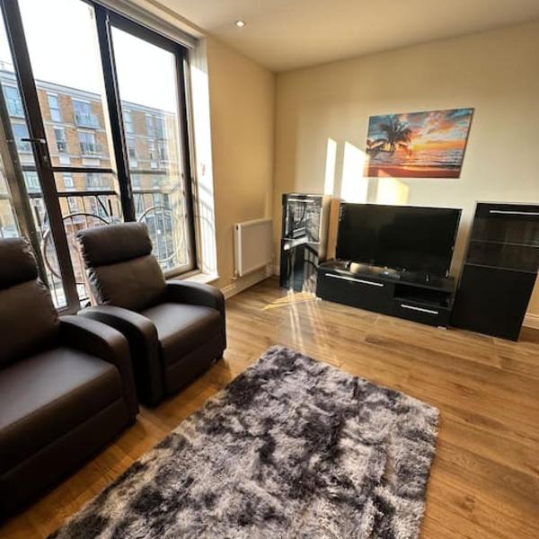 Stylish Riverside Apartment, London