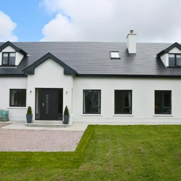 Luxury 6 Bedroom Spiddal Villa, Jacuzzi, Balcony, Hotel in Galway