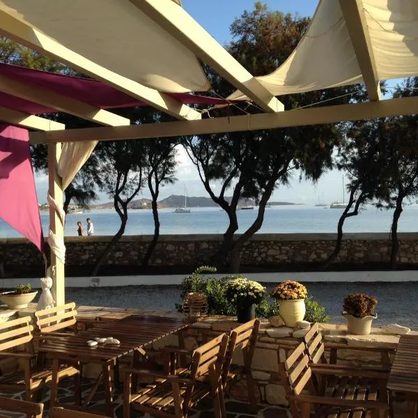 Almira Suites - Seafront - Naousa Paros, hotel in Naousa