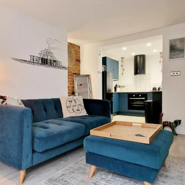 Molly Marine - Bespoke 2 Bedroom Courtyard Apartment - 1 Minute From Brighton Pier，位于布莱顿霍夫的酒店