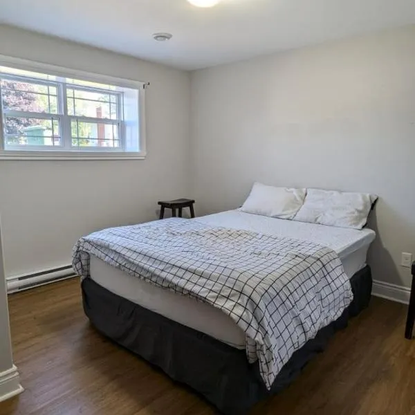 Cozy Basement rooms 2 bedroom 2 queen beds home stay in halifax Nova Scotia, hotel v destinaci Timberlea